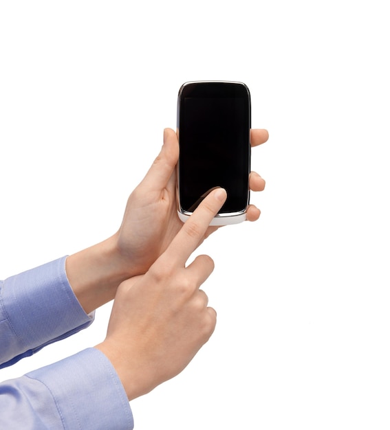 Close-up van de hand van de vrouw wijzend op het display van de smartphone