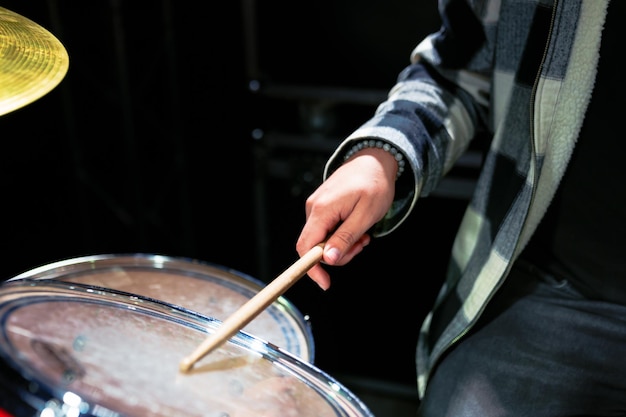 Close-up van de hand van een drummer met stokken