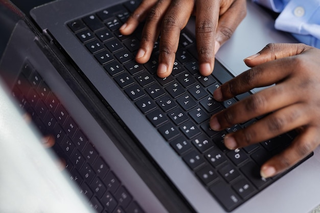 Close-up Van De Hand Van Een Man Die Aan Laptop Werkt Amerikaanse Afrikaanse Zaken