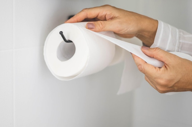 Close-up van de hand van een man met wit toiletpapier