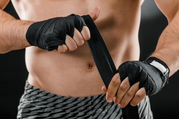 Close-up van de hand van een mannelijke bokser met boksverbanden Vuisten van een vechter voor een gevecht of training in de sportschool Het concept van sport