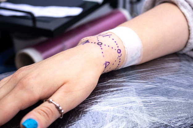 Close-up van de hand van een meisje dat een tatoeage krijgt problemen veroorzaakt door tatoeages