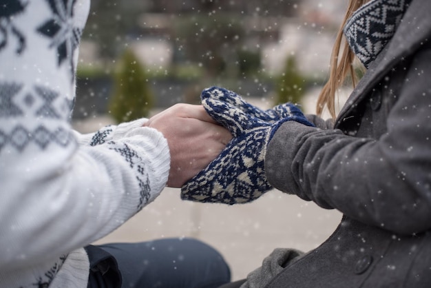 Foto close-up van de hand van een vrouw bij sneeuwweer