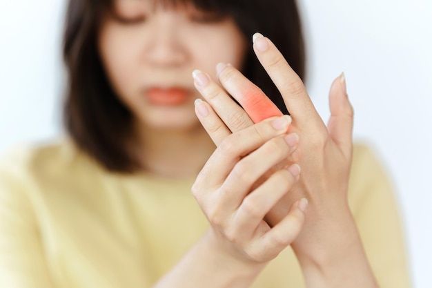 Foto close-up van de hand van een vrouw met gewrichtspijn die reumatoïde artritis veroorzaakt gezondheidszorgconcept