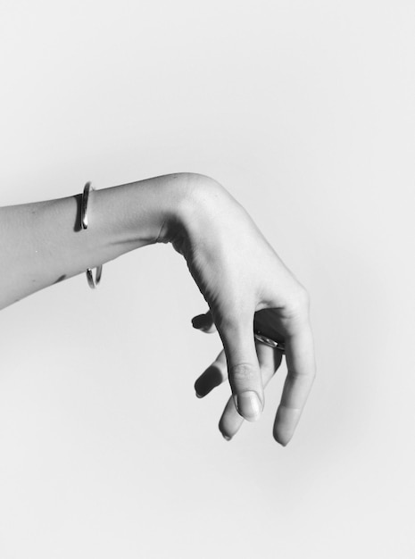 Close-up van de hand van een vrouw op een witte achtergrond