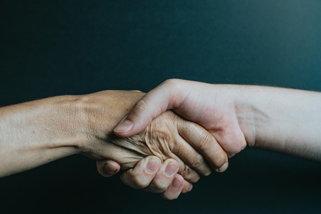 Foto close-up van de hand van een vrouw op een zwarte achtergrond