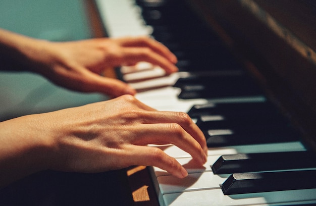 Close-up van de handen spelen piano