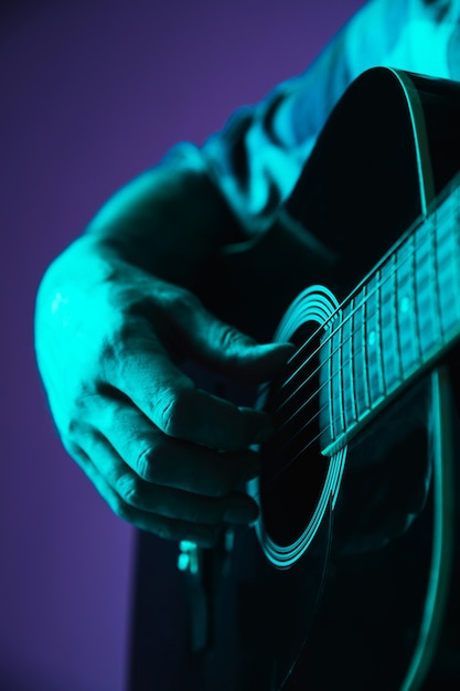 Close-up van de handen van de gitarist gitaar spelen, copyspace, macro shot