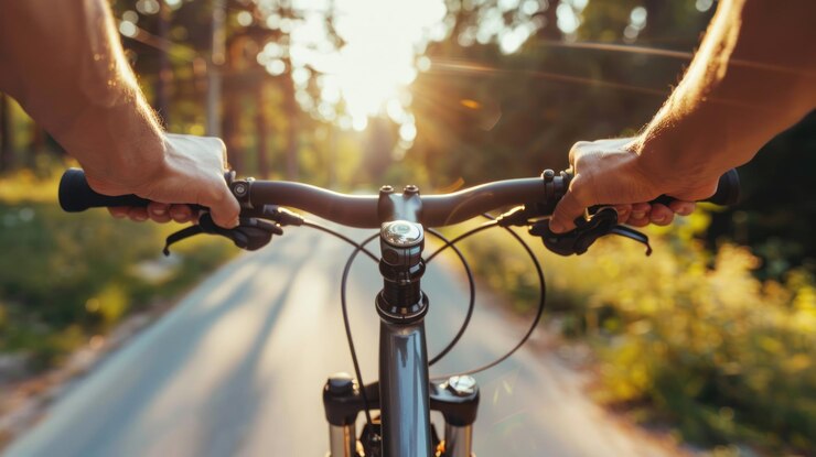Foto close-up van de handen van een fietser op het stuur, met de nadruk op controle en navigatie