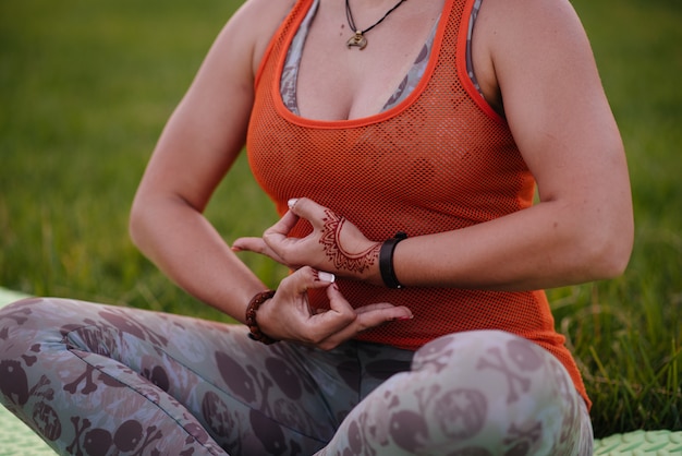 Close-up van de handen van een jong meisje dat yoga doet. Gezonde levensstijl