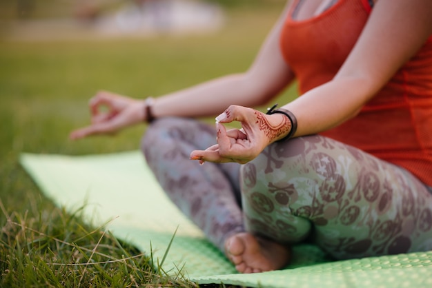 Close-up van de handen van een jong meisje dat yoga doet. gezonde levensstijl.