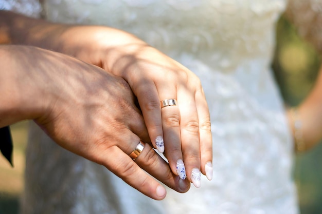 close-up van de handen van man en vrouw met ringen