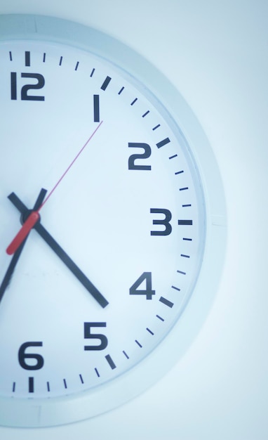 Close-up van de horloge op de muur