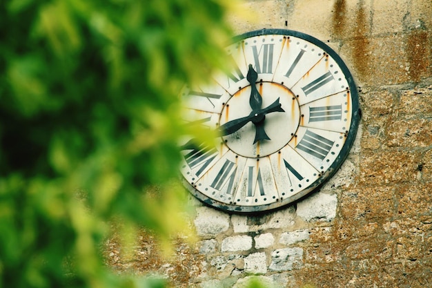 Close-up van de horloge op de muur