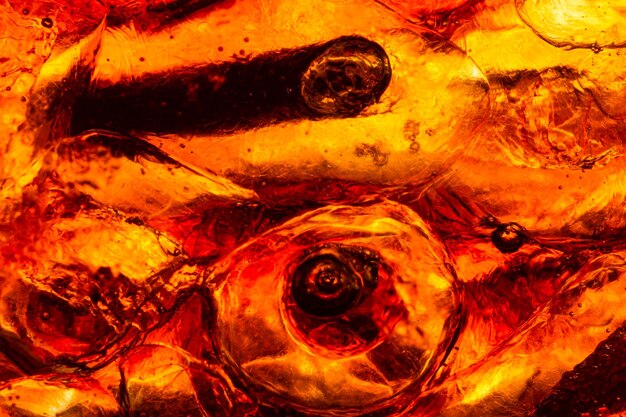 Close-up van de ijsblokjes op donkere cola-achtergrond Textuur van verkoelende zoete zomerdrank
