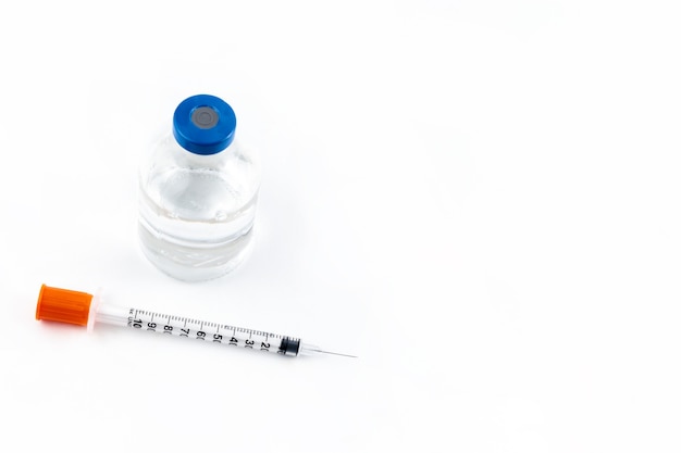 Close-up van de injectieflacon en de spuit om het vaccin op een witte achtergrond te plaatsen. geïsoleerd