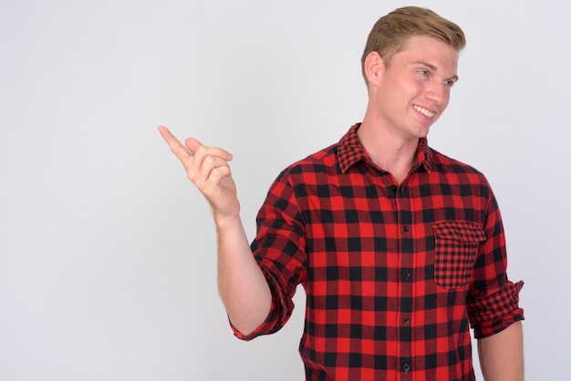 Close-up van de jonge knappe hipster man met blond haar geïsoleerd