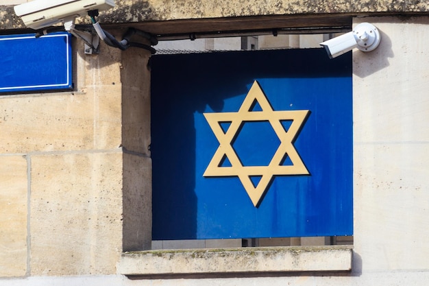 Close-up van de Joodse Davidster op een muur van een synagoge