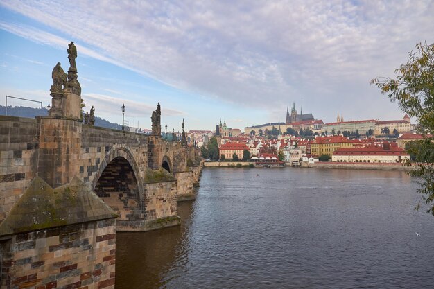 Close-up van de Karelsbrug in Praag en de kathedraal op de achtergrond