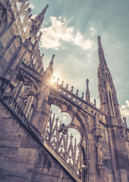 Close-up van de kathedraal van Milaan Italië Detail van luxe decoratie van het dak Beroemde hoofdkerk van Milaan Duomo di Milano is het belangrijkste oriëntatiepunt van de stad