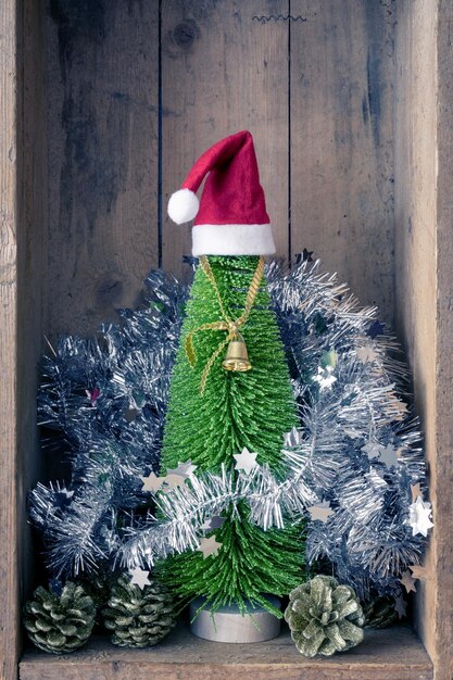 Foto close-up van de kerstboom met decoraties op de plank