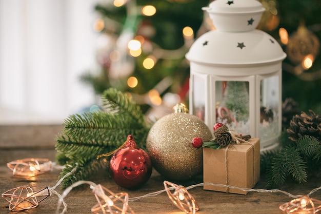 Close-up van de kerstboom op tafel