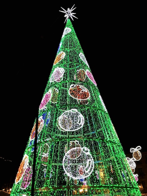 Foto close-up van de kerstboom's nachts