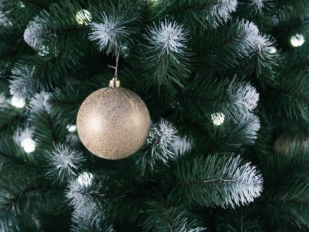 Close-up van de kerstboom tegen de lucht