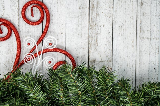 Foto close-up van de kerstboom tegen de muur