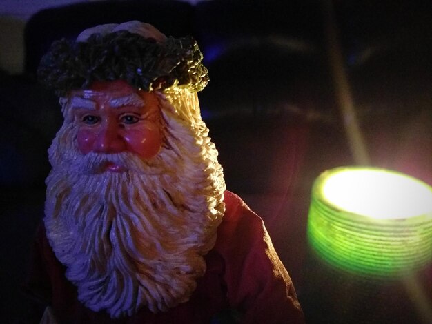 Foto close-up van de kerstman sculptuur door verlichte thee licht