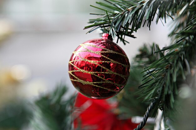 Close-up van de kerstversiering die op de boom hangt