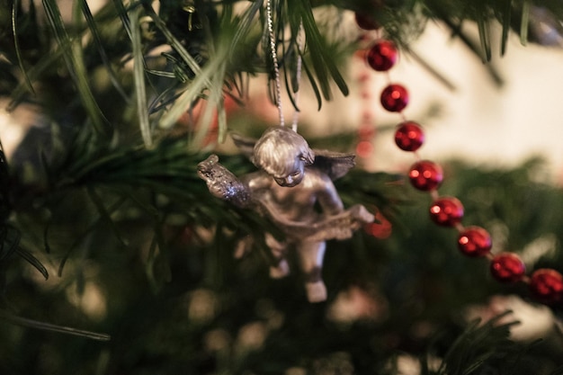 Foto close-up van de kerstversiering die op de boom hangt