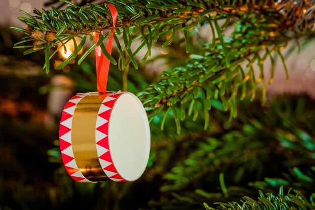 Foto close-up van de kerstversiering die op de boom hangt