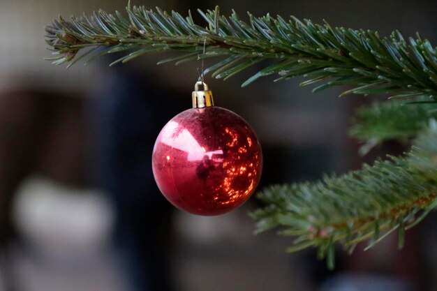 Close-up van de kerstversiering die op de boom hangt