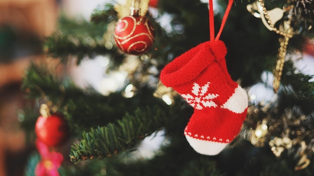 Close-up van de kerstversiering die op de boom hangt
