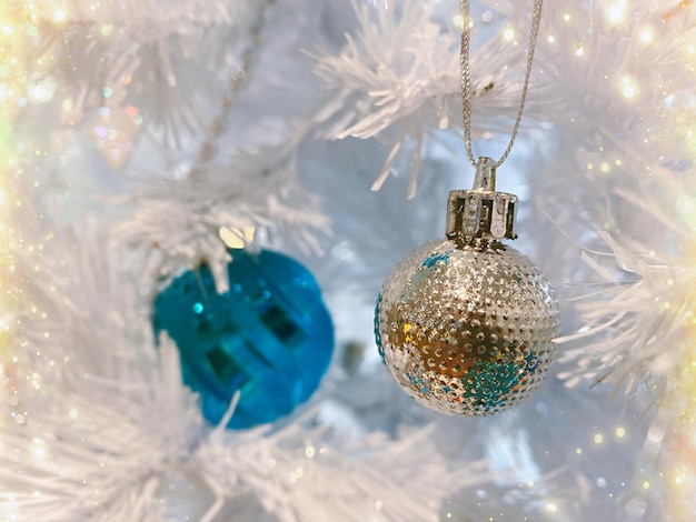 Close-up van de kerstversiering die op de boom hangt