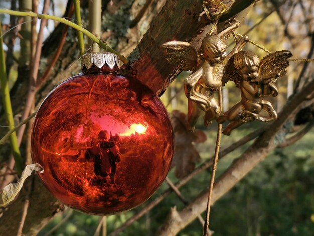 Foto close-up van de kerstversiering die op de boom hangt