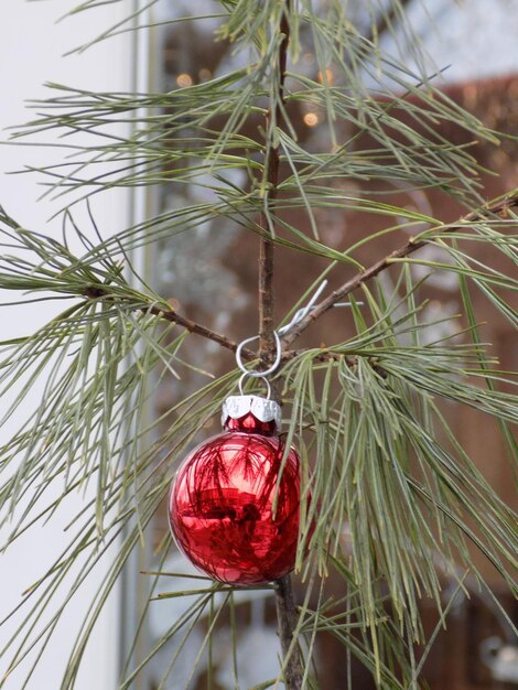 Foto close-up van de kerstversiering die op de boom hangt