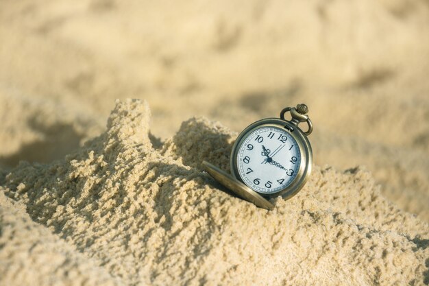 Foto close-up van de klok op het zand