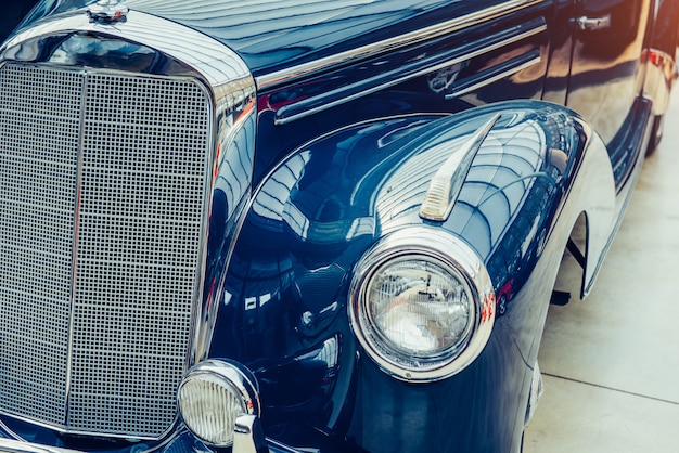 Close-up van de koplampen en de voorbumper op vintage auto