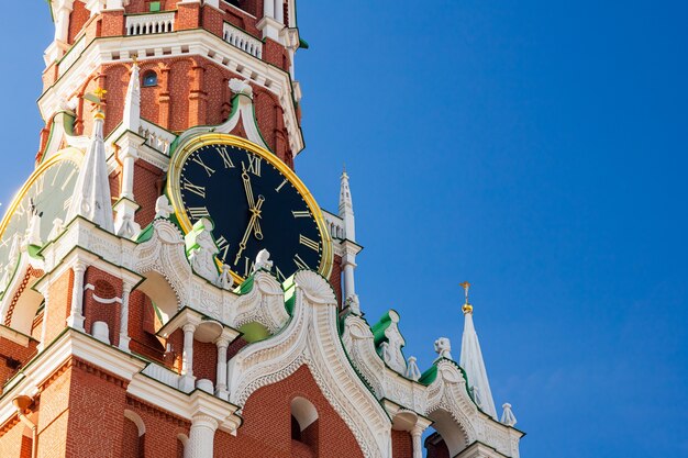 Foto close-up van de kremlin-klok van moskou in zonnige dag.