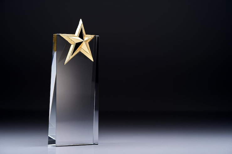 Foto close-up van de kristallen trofee tegen een grijze achtergrond