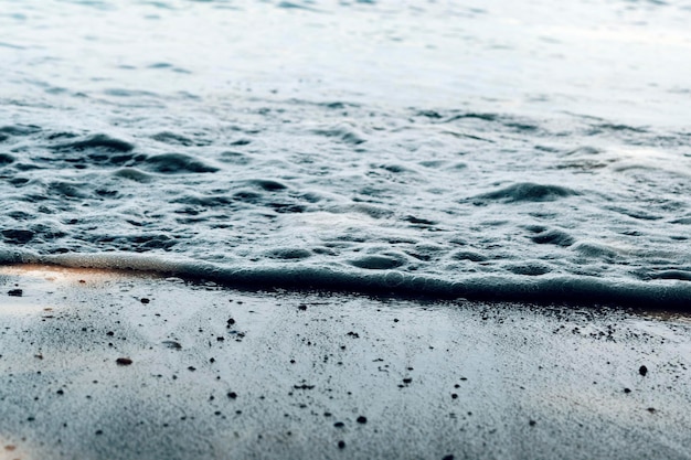 Close-up van de kust op het strand