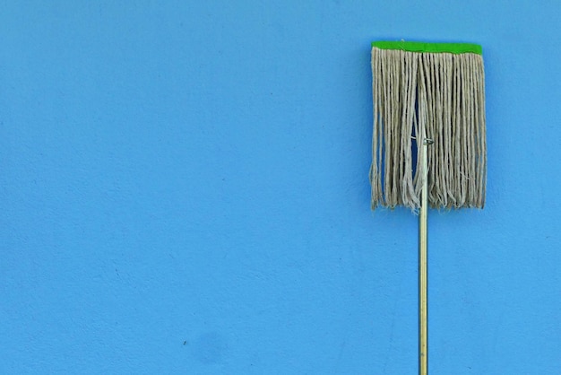 Foto close-up van de leunstoel tegen de blauwe muur