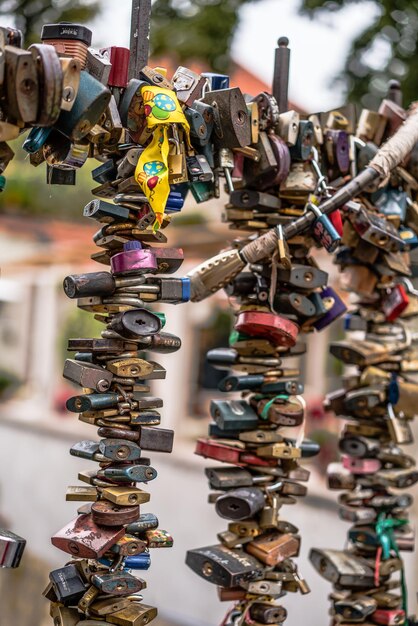 Close-up van de liefde hangsloten vastgebonden aan de reling