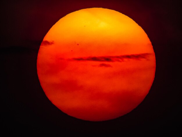 Foto close-up van de maan bij zonsondergang