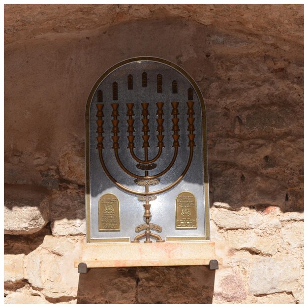 Foto close-up van de menorah tegen de muur