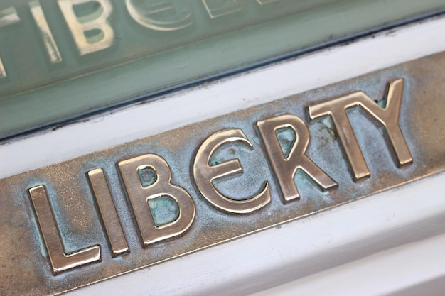 Foto close-up van de metallic liberty tekst