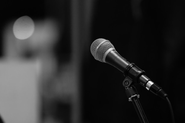 Close-up van de microfoon in het auditorium