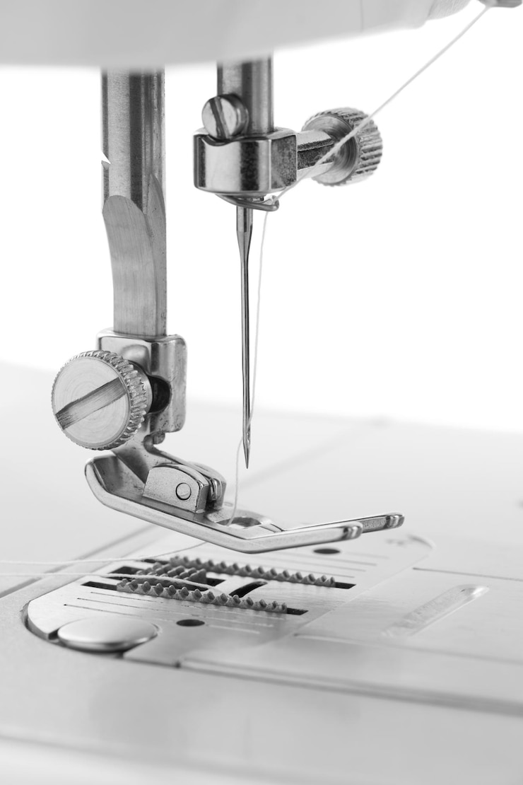 Close-up van de naaimachine op whitexA